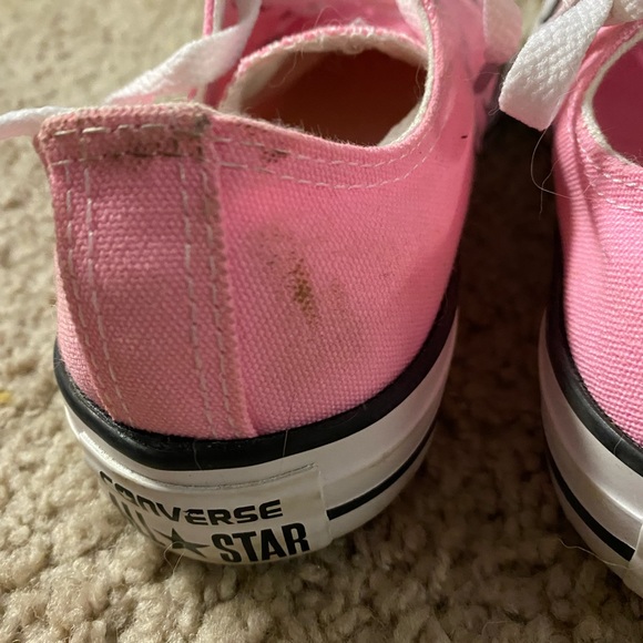 Pink converse. - Picture 2 of 7